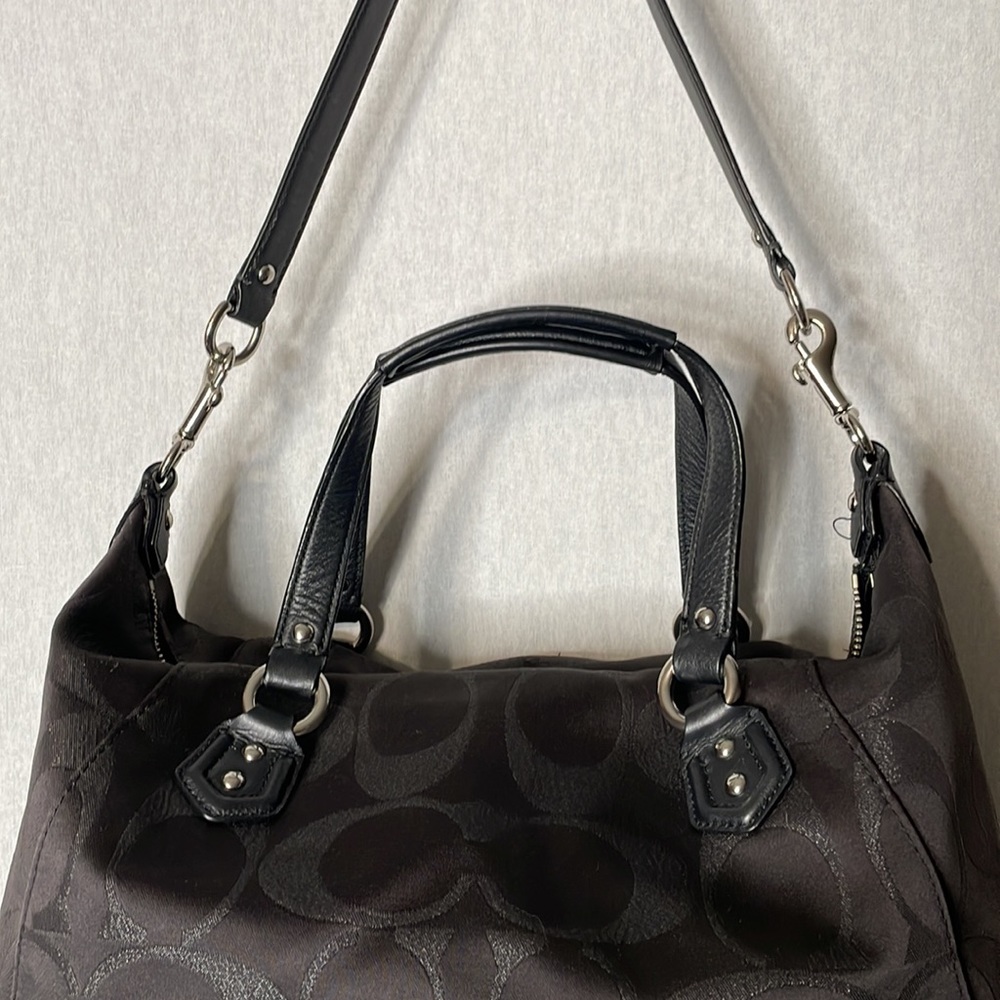 Coach hand/shorts bag. - Picture 5 of 14